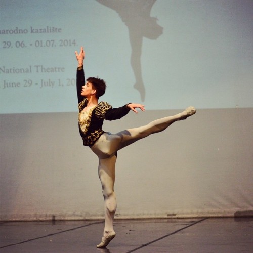 das-himmlische-leben:(via PhilliphV @vphillip #arabesque#ballet…Instagram photo | Websta)