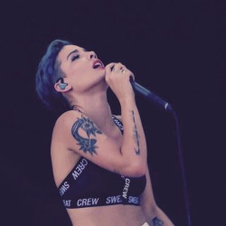 halseyno:  Halsey performing at Made in America (9/06) 