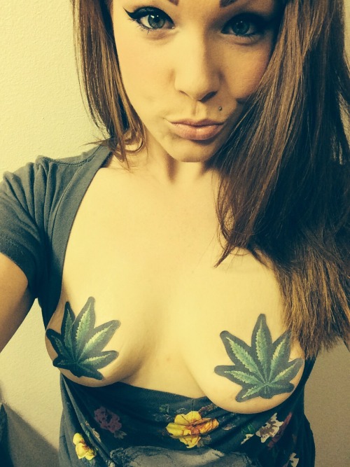 axyinspiree:  The only green I need. adult photos
