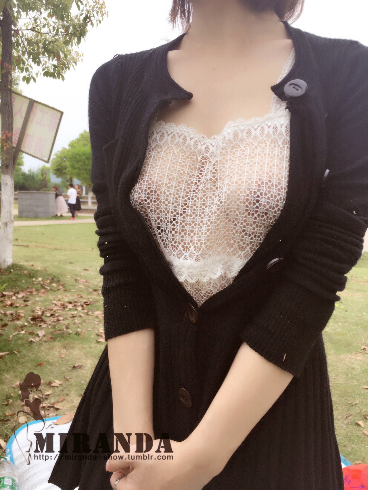 miranda-show:  Miranda公园露出系列一，完整版十六张。注：微信被举报了，换新微信~~~(*╹▽╹*)