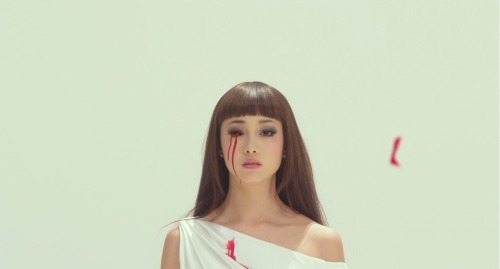 ladamarossa:  Helter Skelter (2012) stunning Japanese horror film set in the world of beauty and fashion, Directed by famous photographer Mika Ninagawa. 