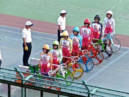 prociclo:  Keirin girls before the start