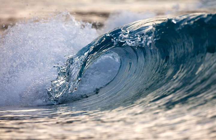 unicorn-meat-is-too-mainstream:  Photographer Perfectly Captures Magnificent Cresting