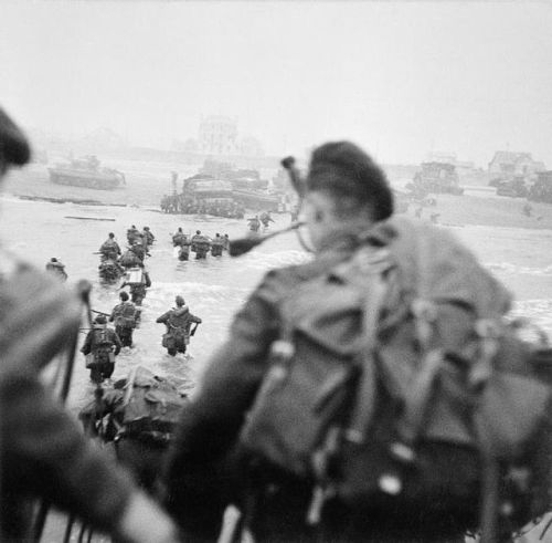 clynester: British soldiers landing at Sword Beach. The chap in the foreground is Bill Millin, a Roy