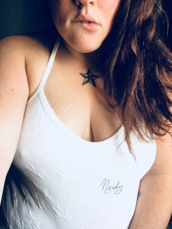 nerdybustybabe: I’m feeling extra cute today, what do you think?