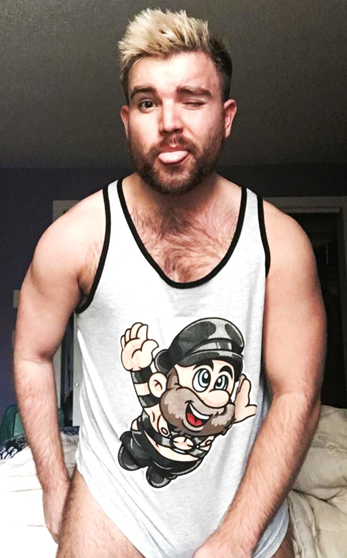 gaymerwitttattitude:  Gaymer Geek Selfies - Showing his Sexiness off in Classic Gaming