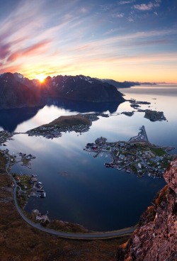 lockdownheaven:   Midnight sun at Reinebringen  