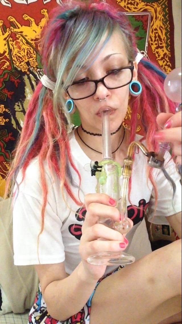 reaching-4-zion:  4/20 dabbin ❤️💛💚💨  😍😍😍😍😍😍😍