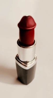 undoneinpoetry:  chloesbeautifulmind:  Nice lip gross 💋💋💋💋  My shade. 