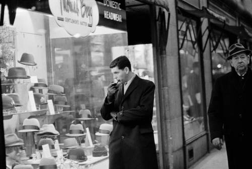 steroge:Robert James CampbellA man window-shopping, New York, early 1960s