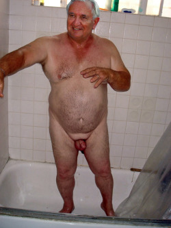 Suruatgip:  Bearbum:  You Hide The Shampoo Beforehand So As To See Grandpa Naked