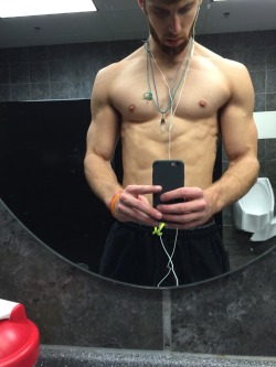 romancingthelookyloos:  After my chest workout yesterday. It was only a half hour, but I tried to kick some ass. 