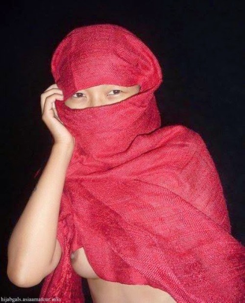 Porn mizzyje:  Dia gadis bertudung merah..  photos