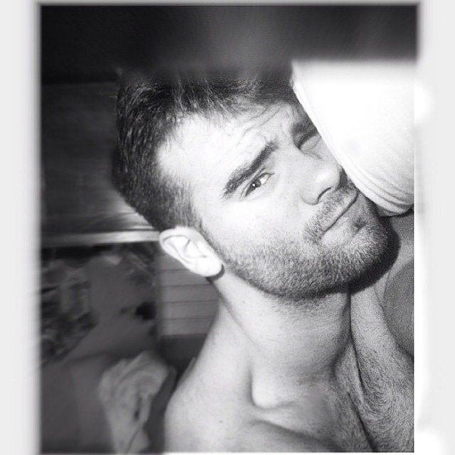 beardburnme:  “Aaaaaaiiinnn trabajar? Nada bueno, no no…😪 Que bien me cuida