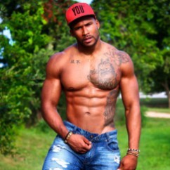 dominicanblackboy:Sexy gorgeous thick muscle hunk Cj Jones!😍😍😍😍😍