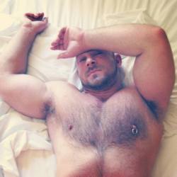 yoquierouno:  Sleeping with a bear