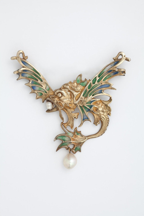 Eugène Feuillâtre, brooch “Dragonfish”, 1900. Enamel, Gold, Pearl. France. MAKK Cologne. Via RBA 