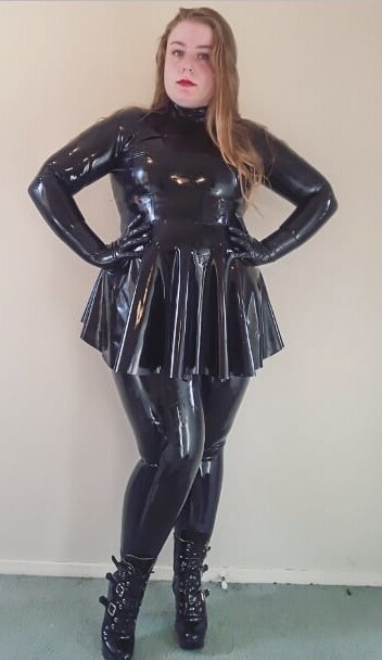 theglover:fetishbambi-deactivated20200615:Support this Blog by buying at Amazon http://goo.gl/fTjgUQThumbs up for a full-latex outfit—and a lovely body! 