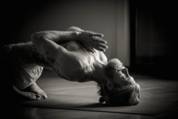 yogifolies:  mymodernmet: - Peace, elegance and grace meet strength, power and control in these portraits of male yoga practitioners, captured by Los Angeles-based photographer Amy Goalen. Read our exclusive interview with the photographer on My Modern