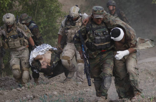 majorleagueinfidel:militaryarmament: An Afghan National Army commando, right, carries his wounded co