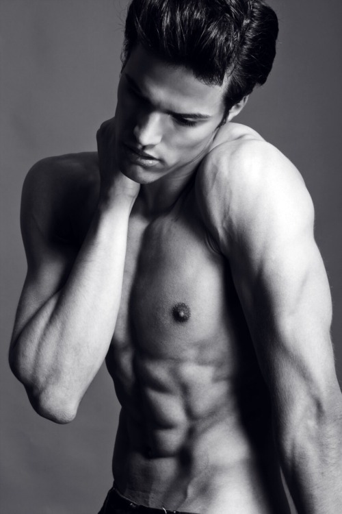 Smoldering hawt Gil Soares. Muito bonito, ele.