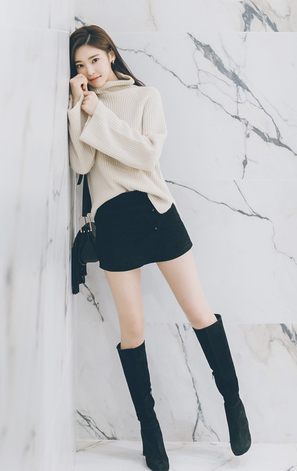 Park Jung Yoon model black boots