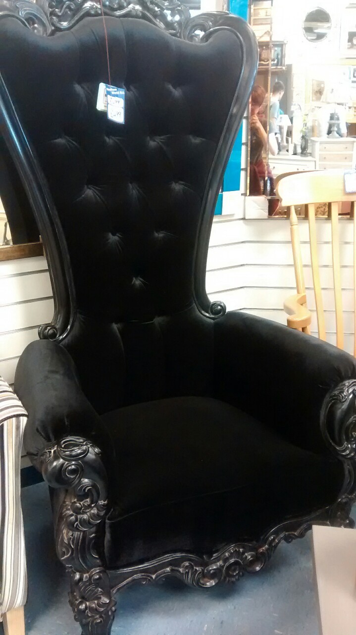 femslashclaw:   one of the furniture  shops in town has this fucking throne 