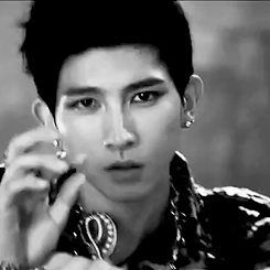    UKISS hand porn in Alone   