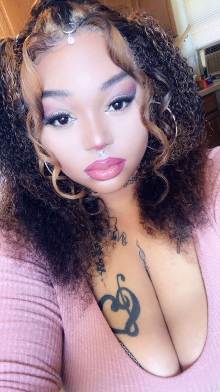 sinful-heretic:  Bratz Doll challenge? More like Snackz Doll Challenge😜😍