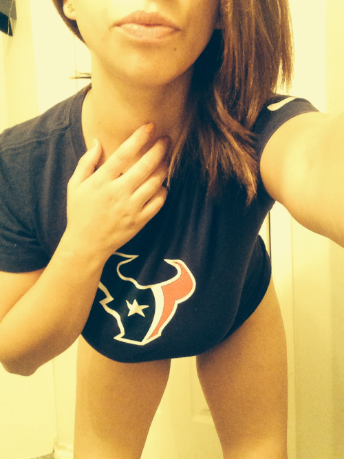 sweetparadise26:  sweetparadise26:  for all my Texans fans as requested 🏈😁👌👋🙌 (forgive my hair & makeup it’ll be a game day spent in bed for me) #selfie 💋  in honor of the win today 💋#reblog #selfie 