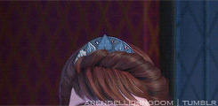 arendellekingdom:Elsa and the Queen comparison. Hair, Smile, Running towards Anna, the jewel and cro