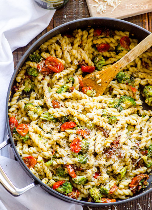 prettypasta:Healthy Pesto Tomato and Broccoli Pasta
