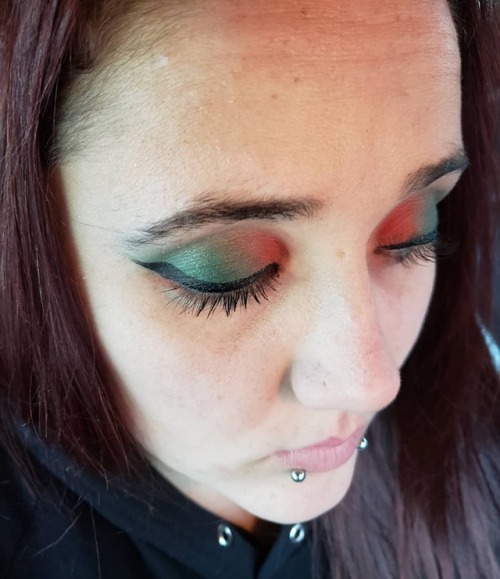 Little Christmas look I did today #christmas #makeup #redandgreenhttps://www.instagram.com/p/BrtF5