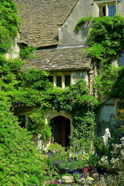 allthingseurope:  Abbey House Gardens, UK (by Jayembee69)