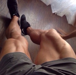 hotguyswithabsandpecs:  Legs day