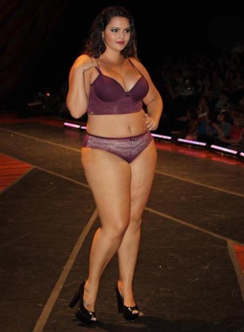 thebbwgallery: So hot. Cleo Fernandes.