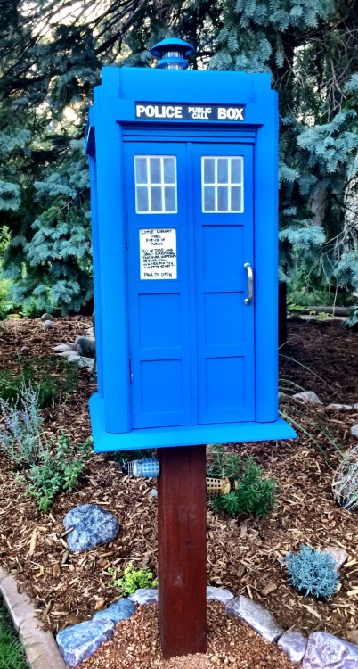 a-kind-of-library:Look what I stumbled upon on my walk! A mini library. I’ve only ever seen pictures