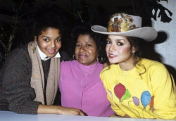 twixnmix:Janet Jackson, Katherine Jackson, and   LaToya Jackson photographed by   Fryderyk Gabowicz, 1982.