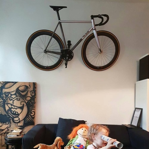 javi-ballestero:By @8barbikes___max #salon #livingroom #cyclisthome #interiordesign #parkingbike #fi