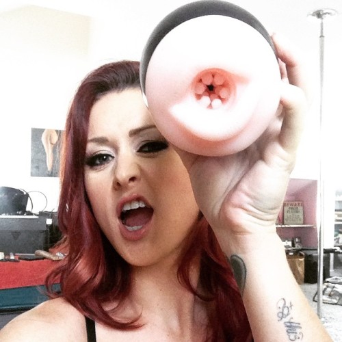 karliemontana:  Shits getting weird with my @ztperfectstroke !! #ztperfectstroke #likemypic #retweetme  Damn, I kinda wanna see how that feels.