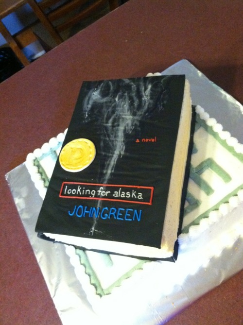mockingjaylane:  It’s my friend’s birthday and she wanted a Looking For Alaska cake, so me and my mom made this :) 