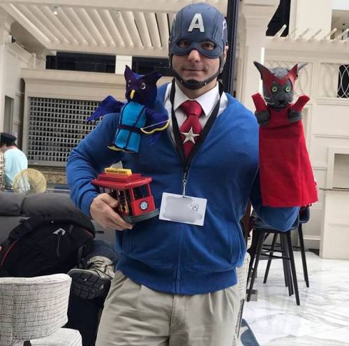 profanefame: cosplayinamerica: The average reaction time from con goers was about 30 seconds from th