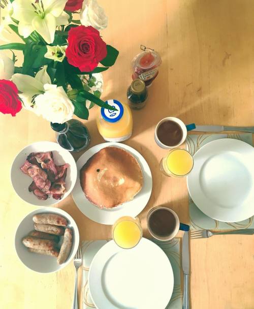 Saturday Home-made buttermilk pancakes, bacon, sausages, mimosas and violet petal tea ☕️ (at Edinbur