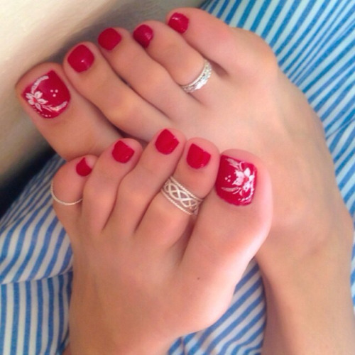 1feetsfreak:juicy-women-feet:Toes WorshipWow…very sexy and tasty looking toes..Pretty red toes &