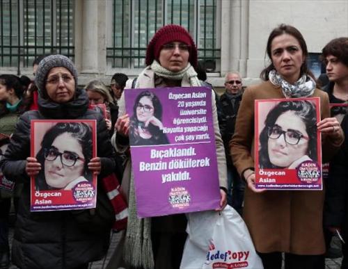 tabuttakibulutlar:Cinsiyetin fark etmez .Eğer bugün tecavüze sesini çıkarmazsan. Yarın seni de SİKERLER.