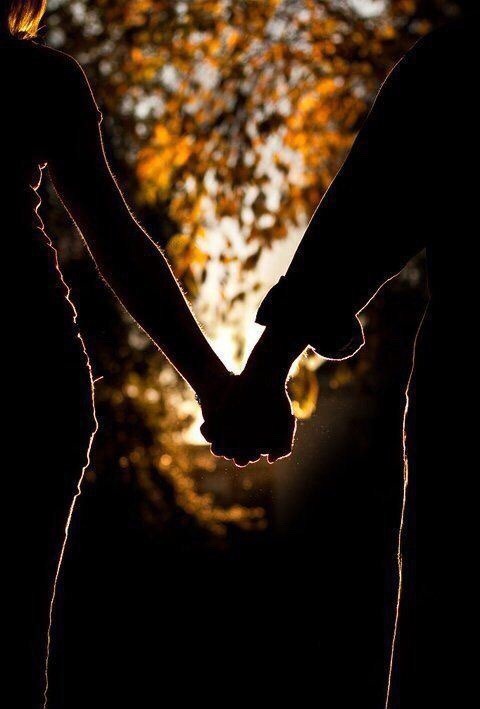 “Tutti coloro che cercano l'amore tornano a mani vuote, amico mio.
L'amore ti cerca.
Ti sceglie.
Succede.
Non è come cercar lavoro.
L'amore accade, devi solo essere pronto.
E non serve il profumo o l'intimo migliore.
Serve che due chiavi aprano la...