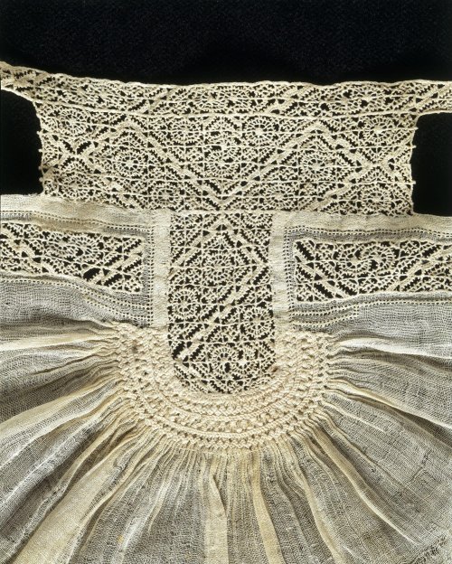 fashionsfromhistory:Baby’s Coif1550-1600Flanders, BelgiumVictoria and Albert (Accession Number: 7523