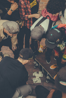 seek-alternate-route:  vanstyles:  Dice game in front of the Kayo store.   ▲  Xq en España no hay cosas asi?