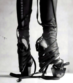 jinxproof:  Heels by Aoi Kotsuhiroi.