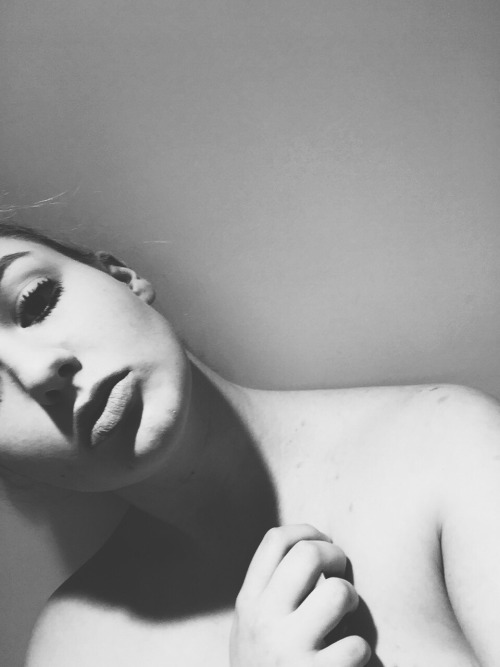 vodkaunt:  I am naked therefore I am art